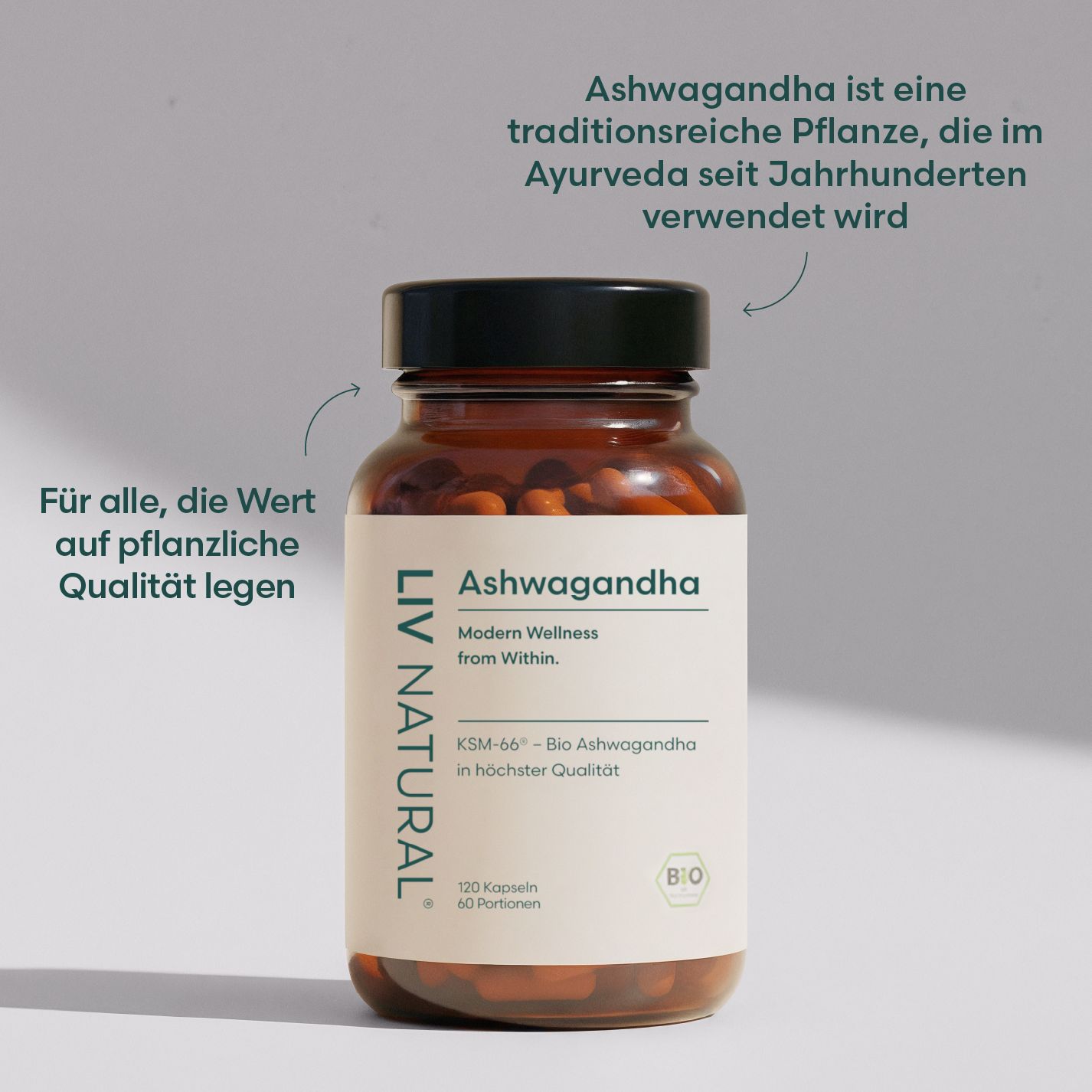 Braune Glasflasche mit Ashwagandha-Kapseln. Etikett mit Produktinformationen und Bio-Siegel. Pfeil zeigt auf Text.