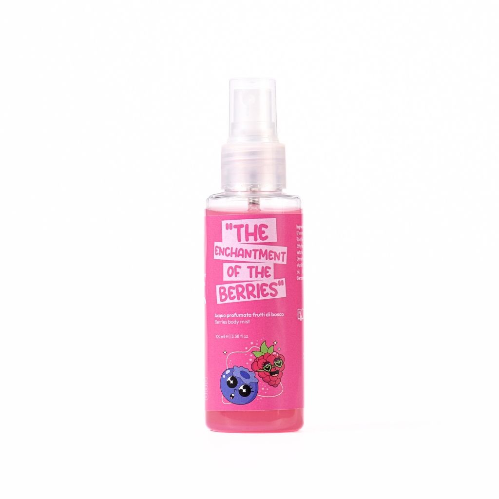 Flacone rosa con vaporizzatore contenente un liquido trasparente. L'etichetta recita "THE ENCHANTMENT OF THE BERRIES" con illustrazioni di mirtilli e lamponi. È uno spray per il corpo vegano da 50 ml.
