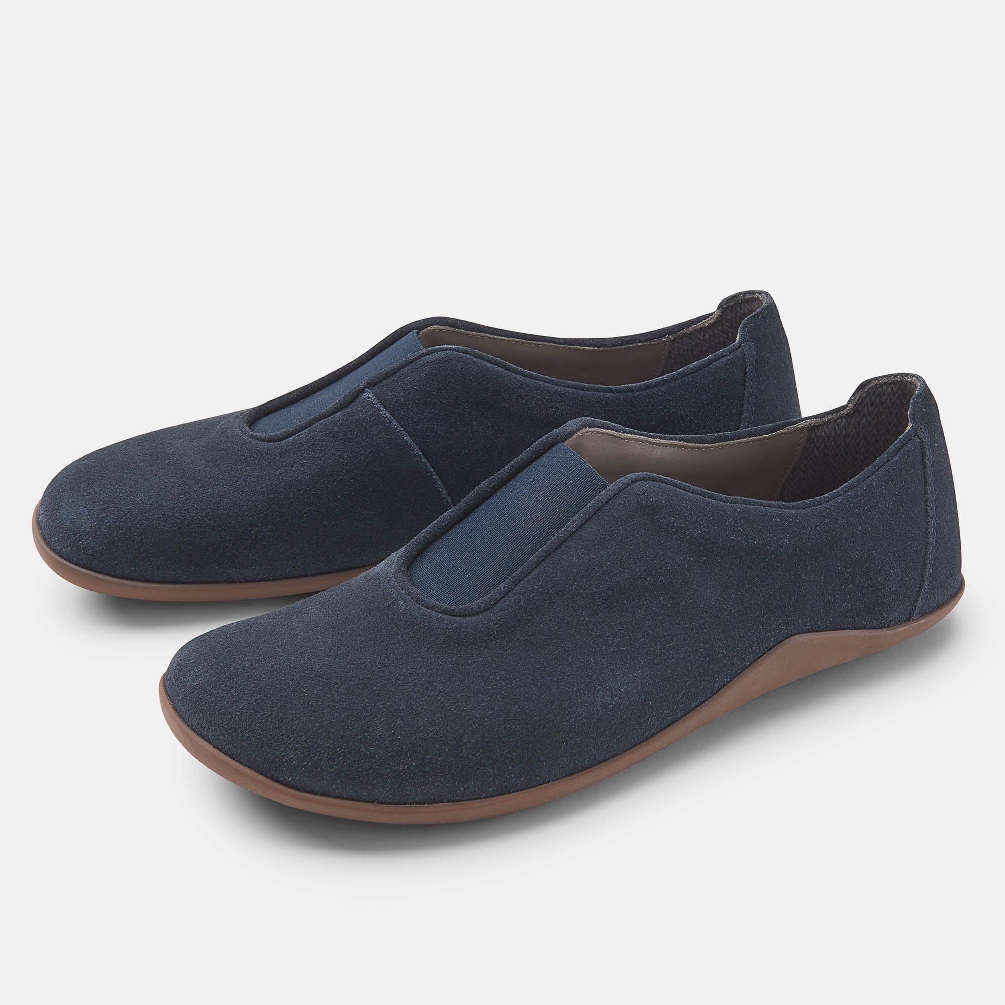 Zwei blaue Slipper mit brauner Sohle. Weite Form. Obermaterial aus Stoff.