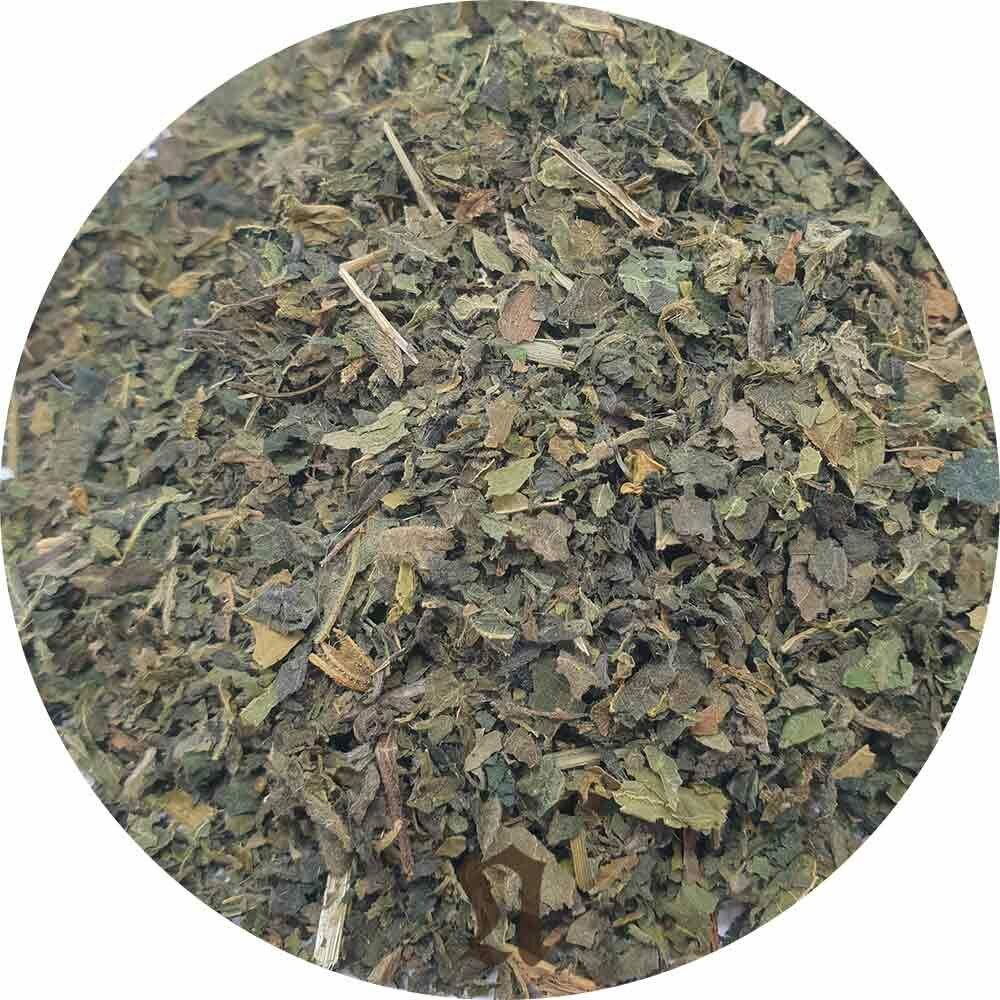 Haufen getrockneter Brennnesselblätter, in einer kreisförmigen Anordnung.