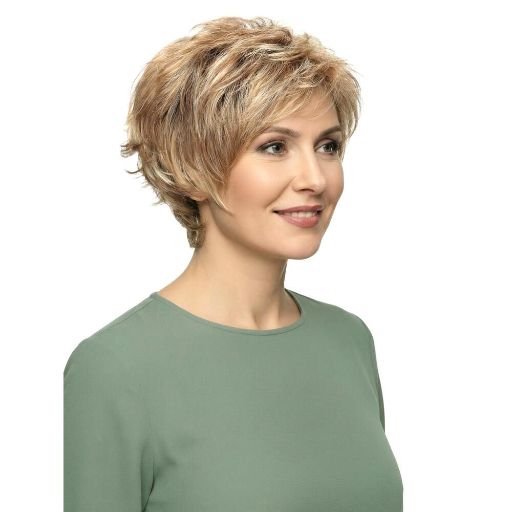 Kurzhaarperücke mit blonden Strähnen. Frau mit grünem Oberteil, Seitenansicht.