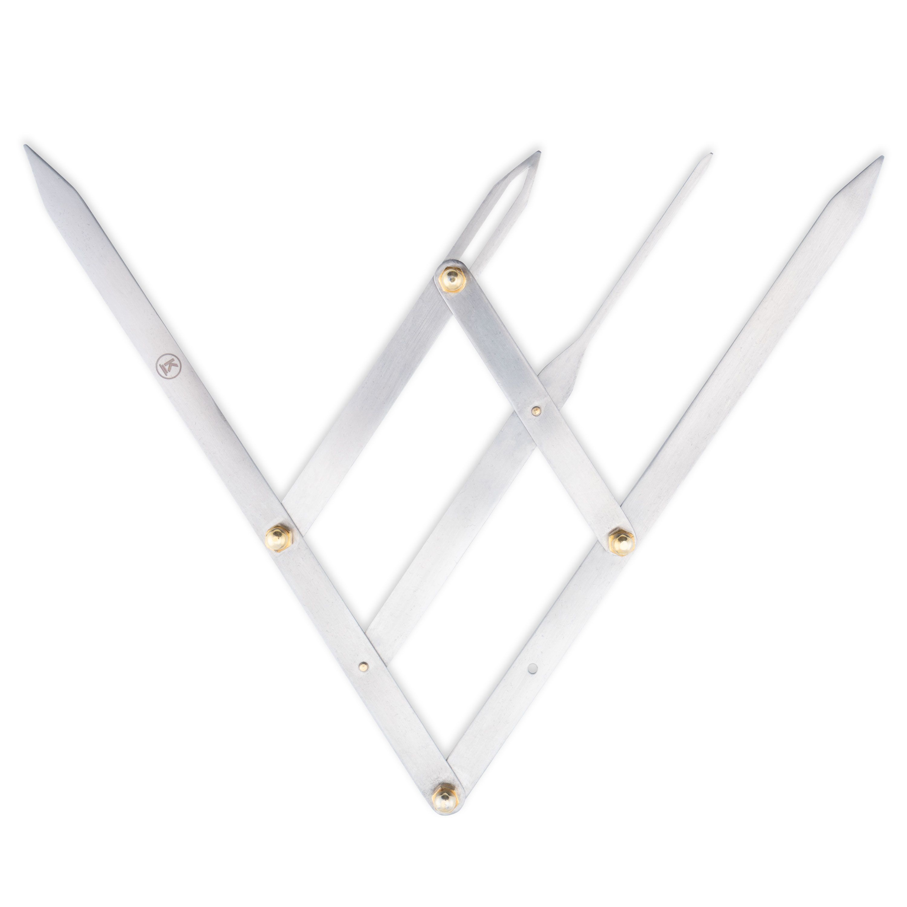 Augenbrauenlineal aus Metall mit Gelenken und Messspitzen. Goldfarbene Schrauben verbinden die Teile. K-Pro Logo.