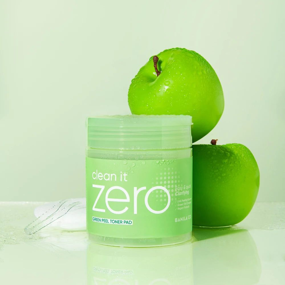Grünes Produktglas mit Text. Zwei grüne Äpfel daneben. Aufschrift: clean it zero, Green Peel Toner Pad.