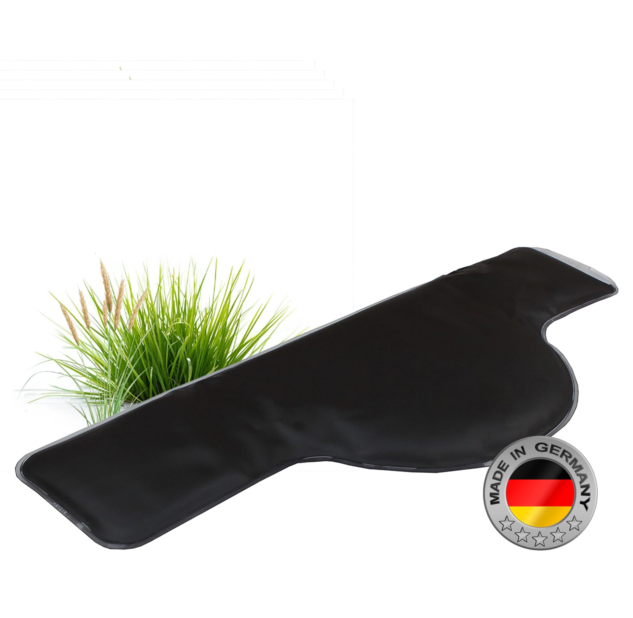 Schwarzes, längliches Kissen mit abgerundeter Form und grauem Rand. Made in Germany-Siegel.