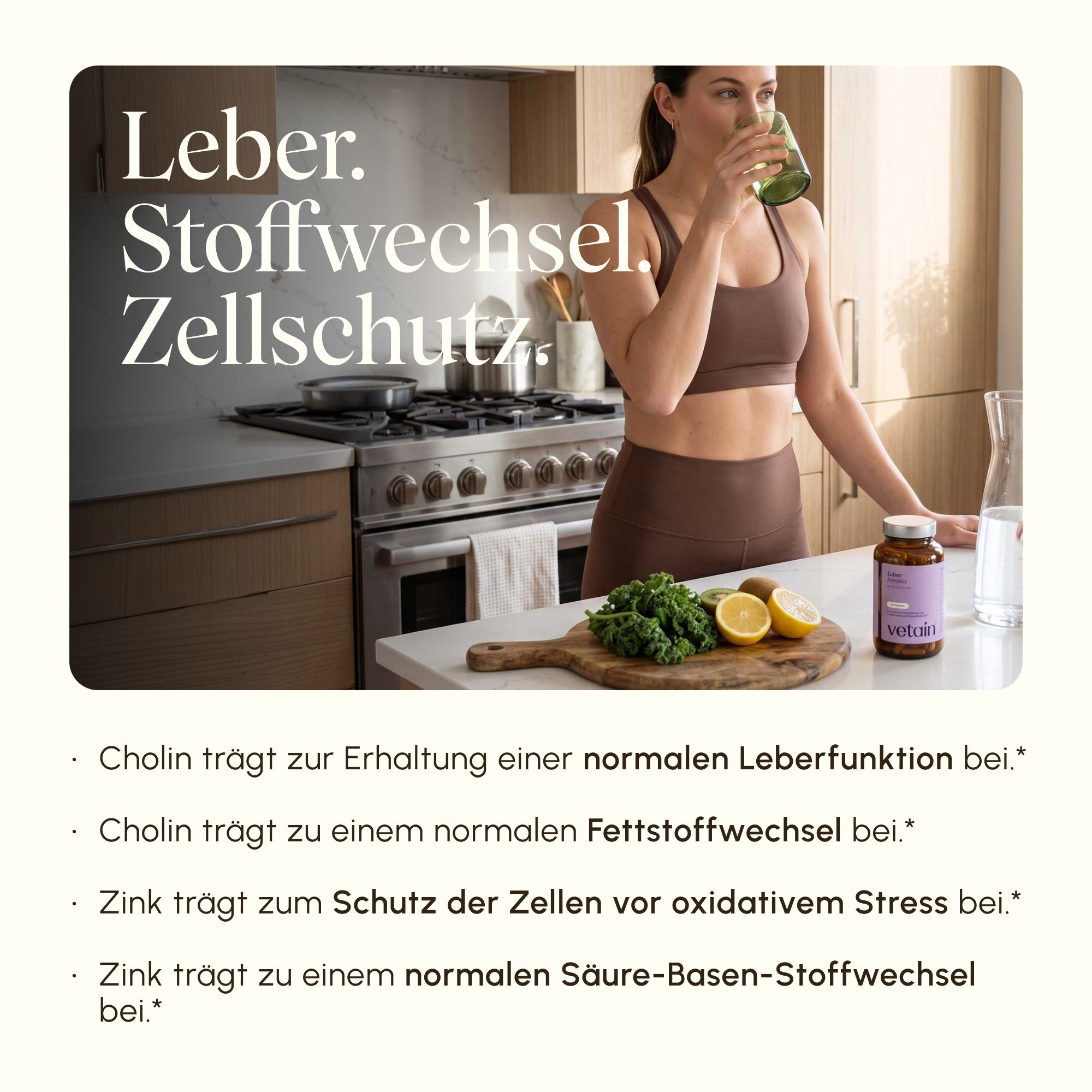 Frau trinkt ein Glas in einer Küche, daneben steht eine Flasche Vetaain Leber Komplex.