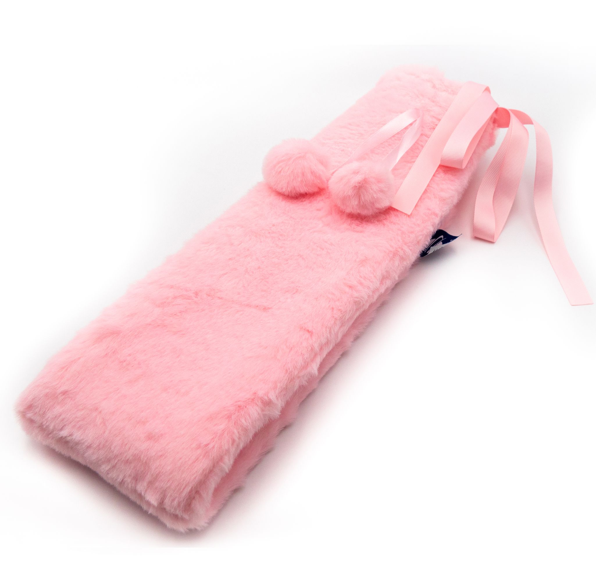 Rosa Wärmflasche mit Plüschbezug, Schleife und Bommeln. Auf weißem Hintergrund.