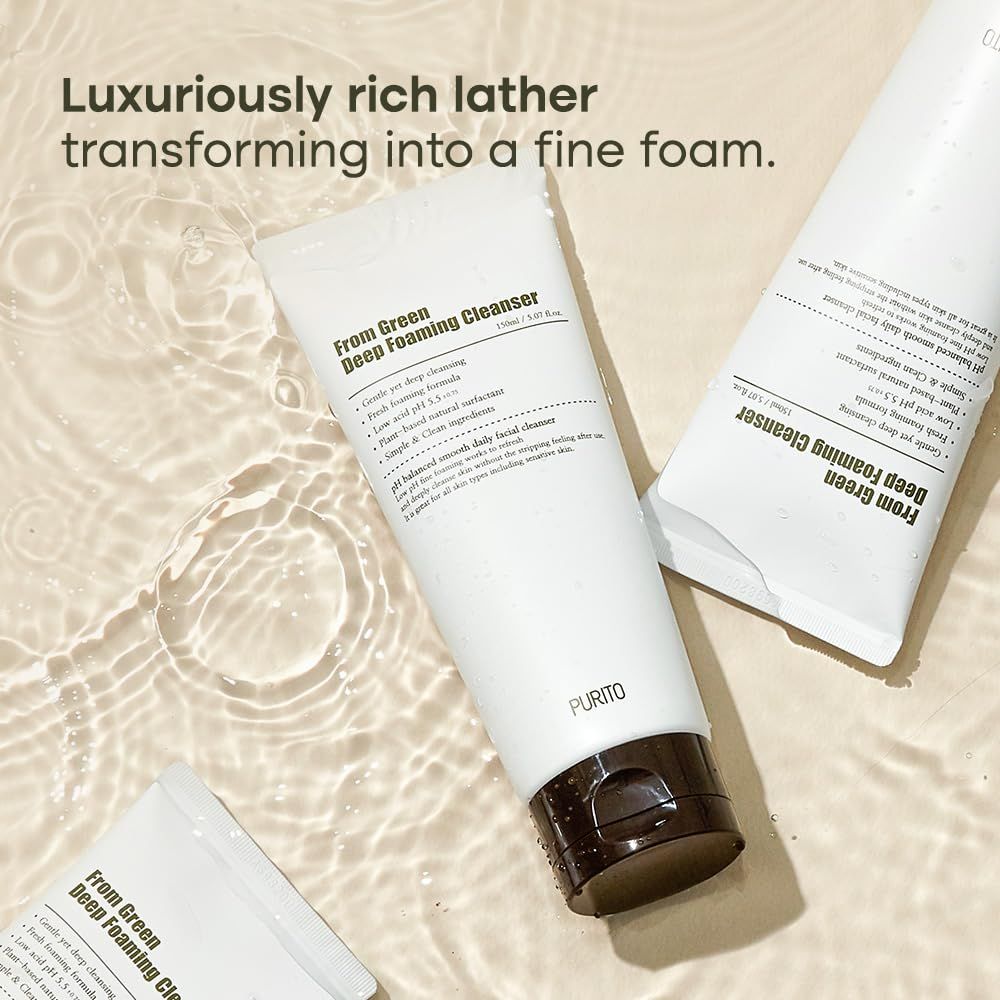 Mehrere weiße Tuben. Text: Tief schäumender Reiniger. Aufschrift: PURITO. Produkt liegt in Wasser. Text: Reichhaltiger Schaum.