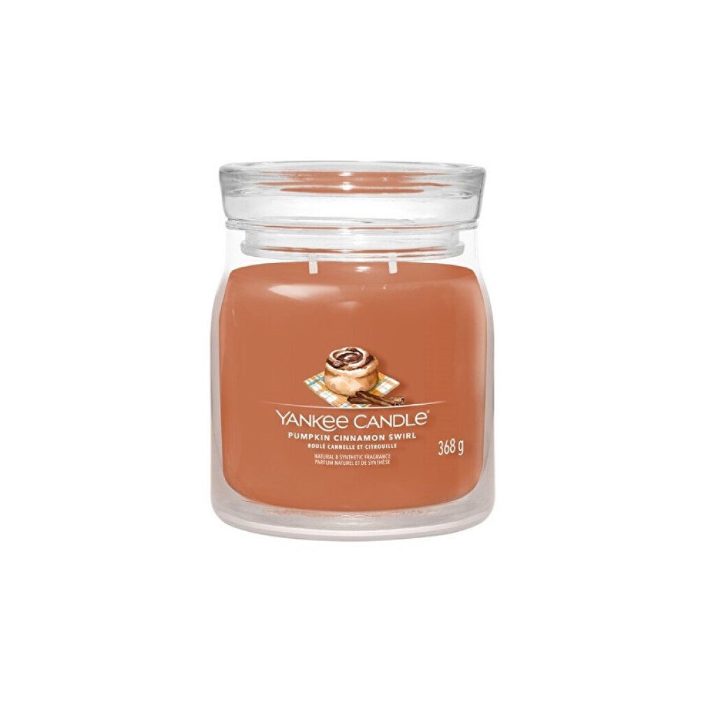 Duftkerze im Glas mit Deckel. Aufschrift: Pumpkin Cinnamon Swirl. Gewicht: 368 g. Abbildung: Zimtschnecke und Zimtstange.