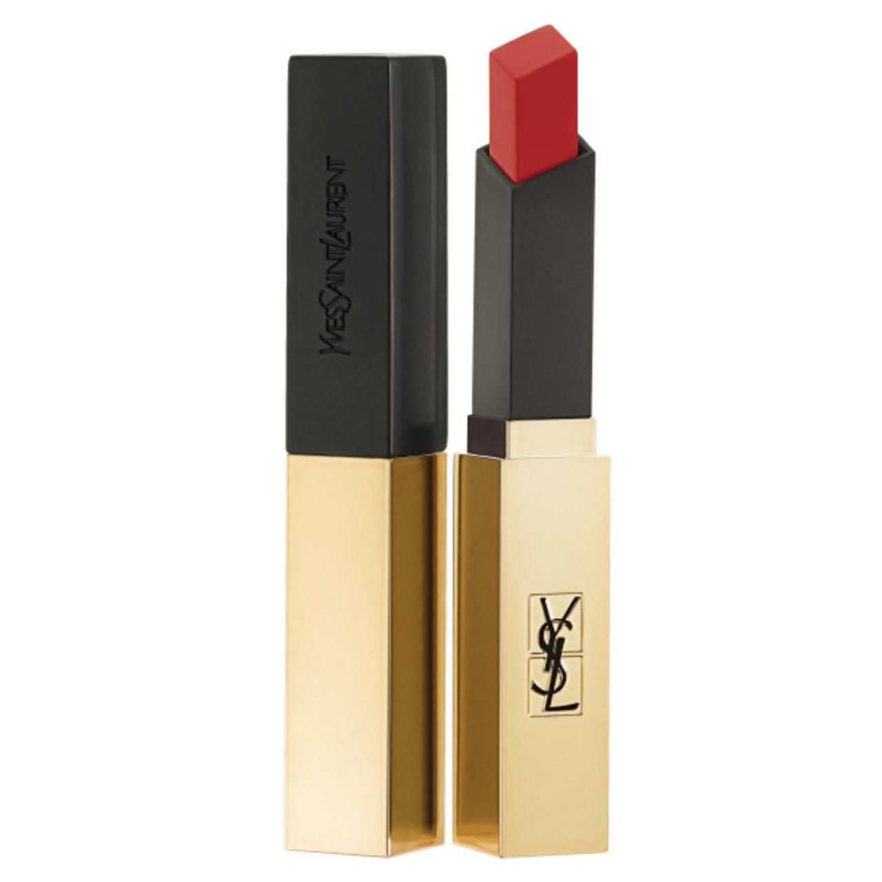 Lippenstift, goldener Behälter, schwarzer Deckel mit Yves Saint Laurent-Logo. Roter Lippenstiftstift sichtbar.