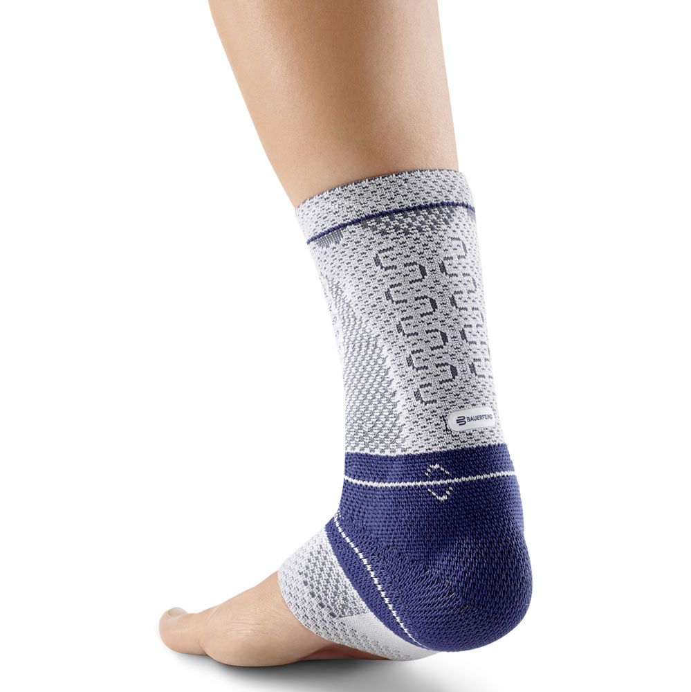 Bauerfeind AchilloTrain® Bandage am rechten Fußgelenk, Seitenansicht. Blau und Grau.