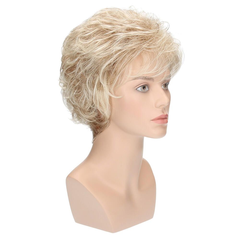 Perücke Mia von Lofty, blond, auf Schaufensterkopf. Seitenansicht. Kurze, gewellte Haare.