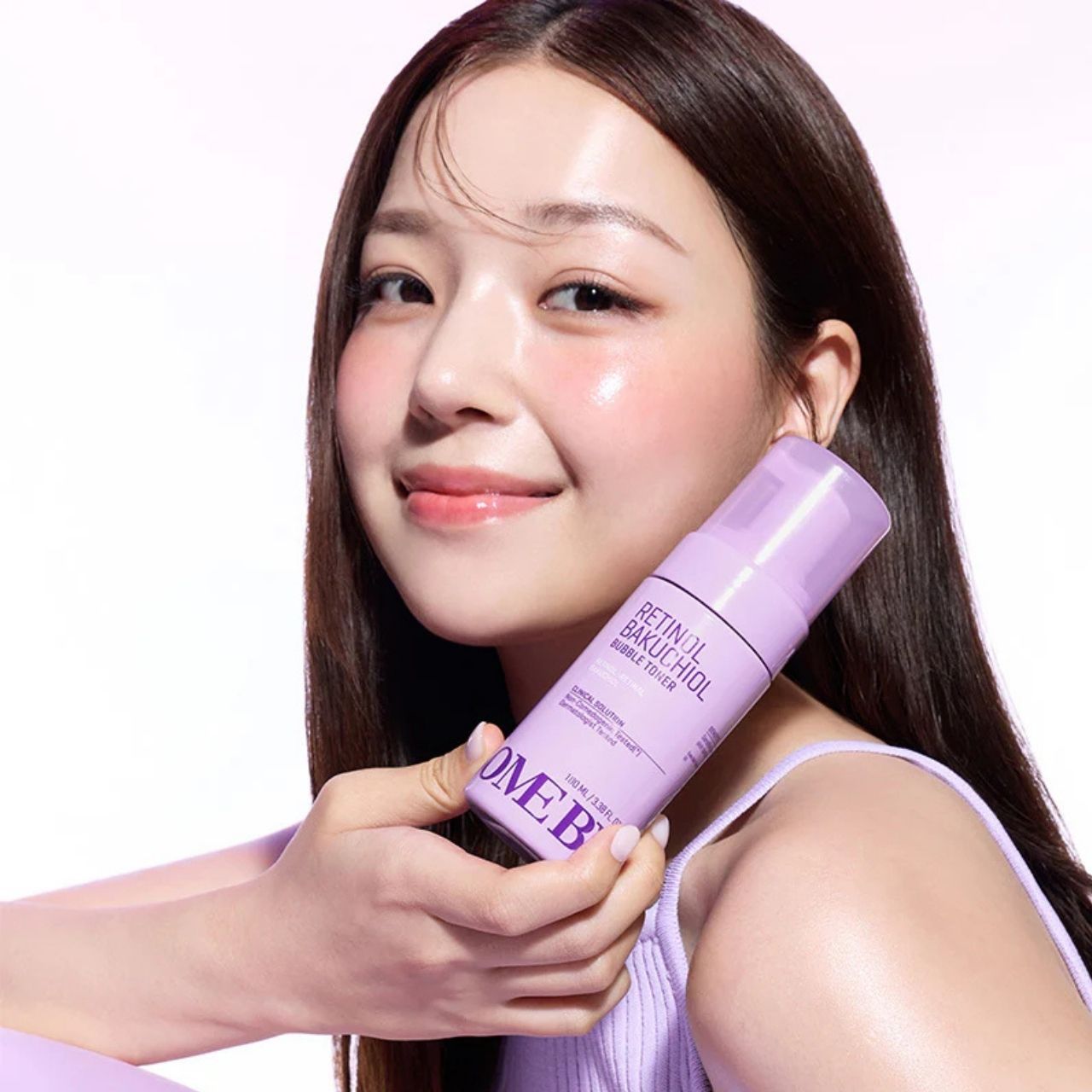 Frau hält eine Flasche SOME BY MI Retinol Bakuchiol Bubble Toner.