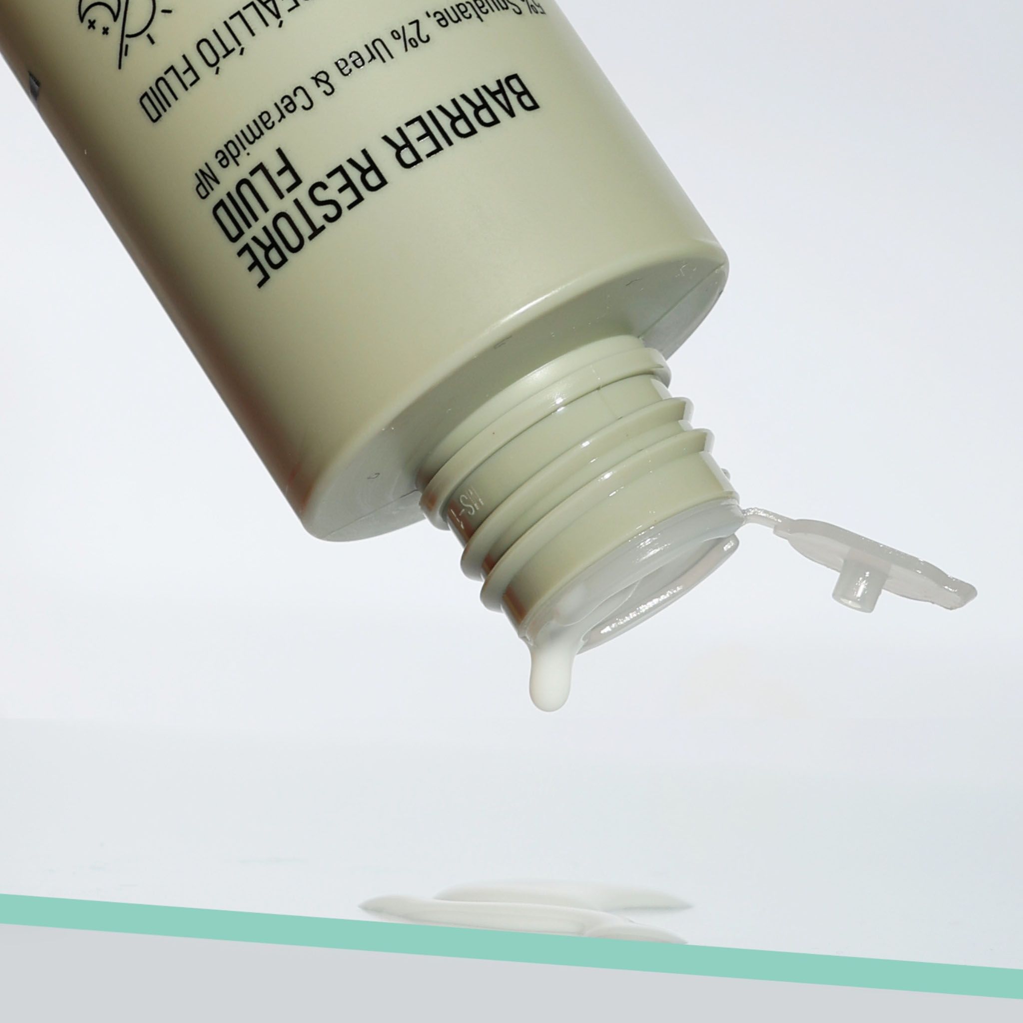 Flasche mit Barrier Restore Fluid, ein Tropfen entweicht.