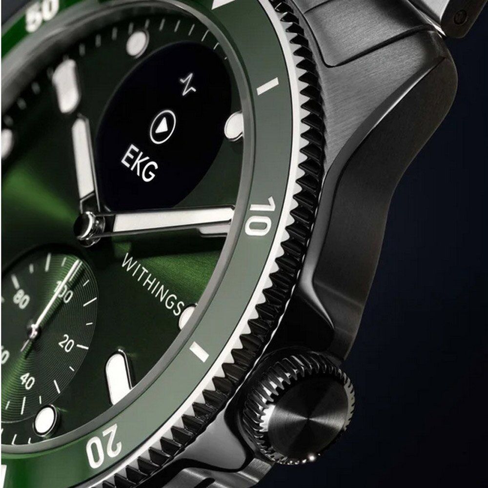 Nahaufnahme einer grünen Smartwatch. Zifferblatt mit EKG-Anzeige und Withings-Logo. Detail der Lünette und der Krone.