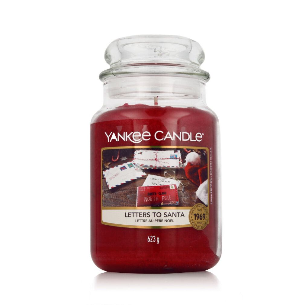 Rote Duftkerze im Glas mit Deckel. Etikett mit Aufschrift "Letters To Santa". Marke Yankee Candle. 623g.