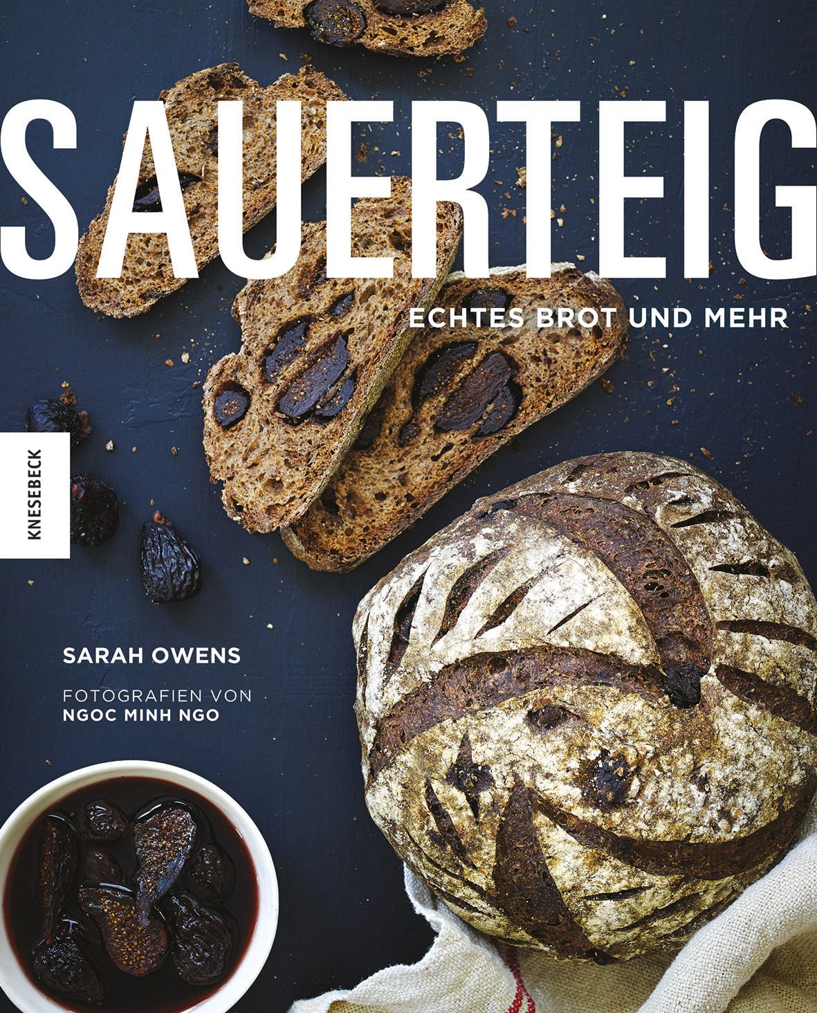 Buchcover mit Titel "Sauerteig". Brotlaibe und -scheiben, Feigen in Schale. Autorin: Sarah Owens.