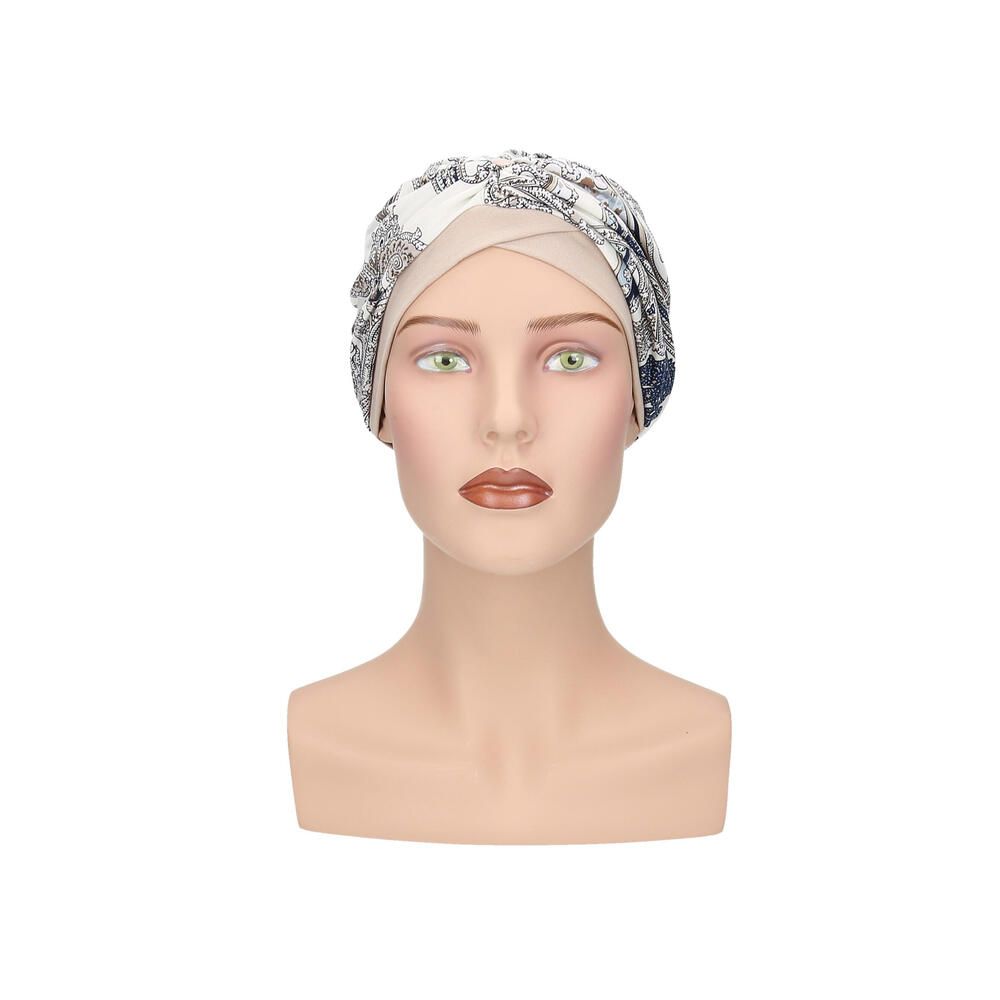 Turban Livia von Turbane. Beige Untertuch, bedruckter Stoff in Weiß, Blau und Grau. Auf einer Büste.