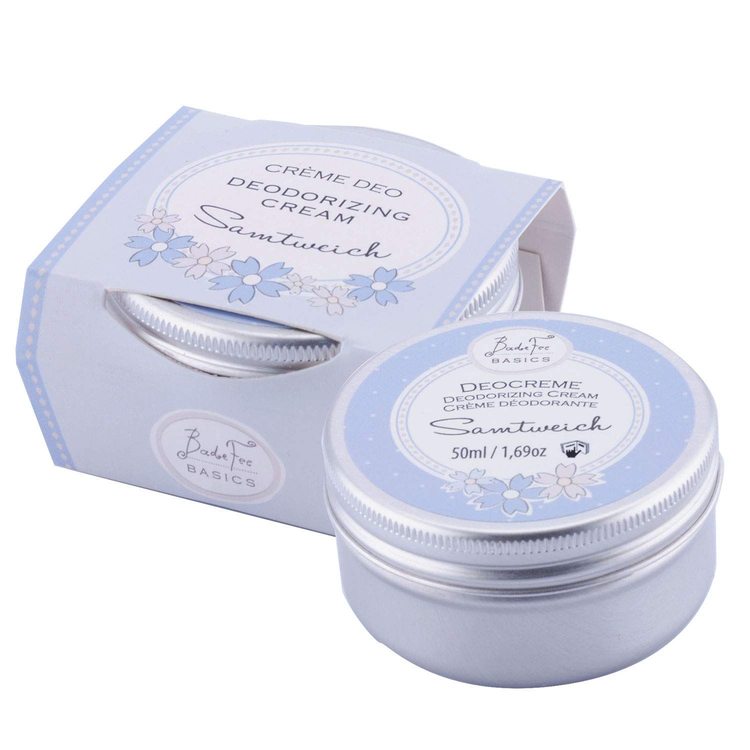 Deocreme in Dose und Verpackung. Dose mit blauem Deckel und silbernem Rand. Aufschrift: Deocreme, Samtweich. Verpackung mit Blumenmuster.