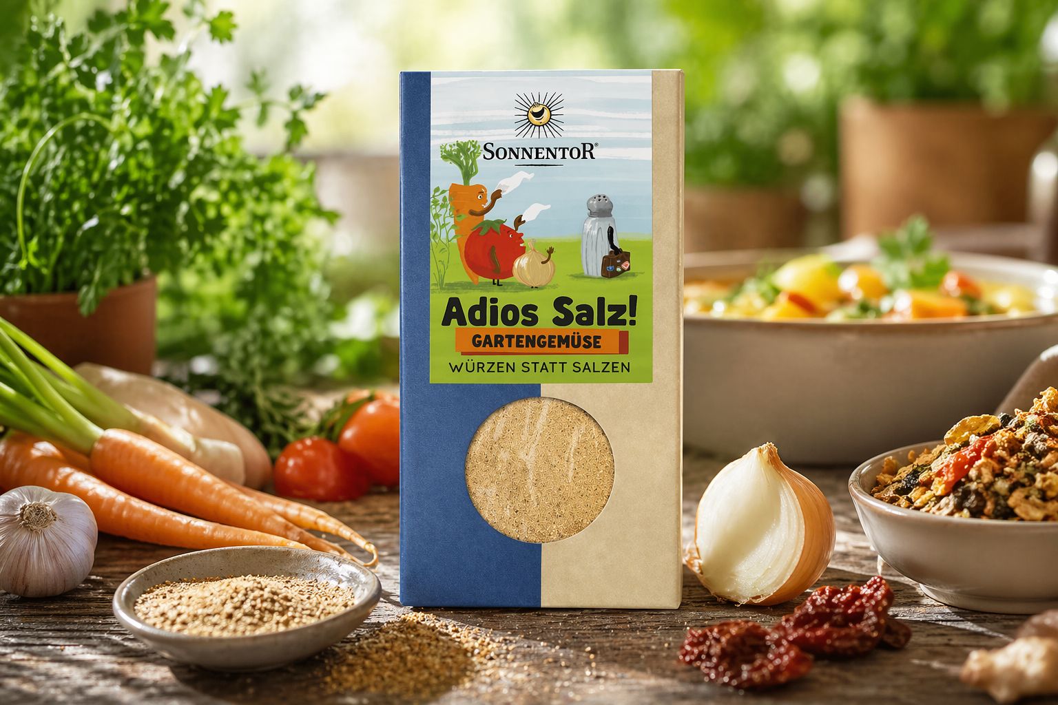 Sonnentor Adios Salz! Gartengemüse Verpackung umgeben von frischem Gemüse und einer Schüssel Gewürzmischung.