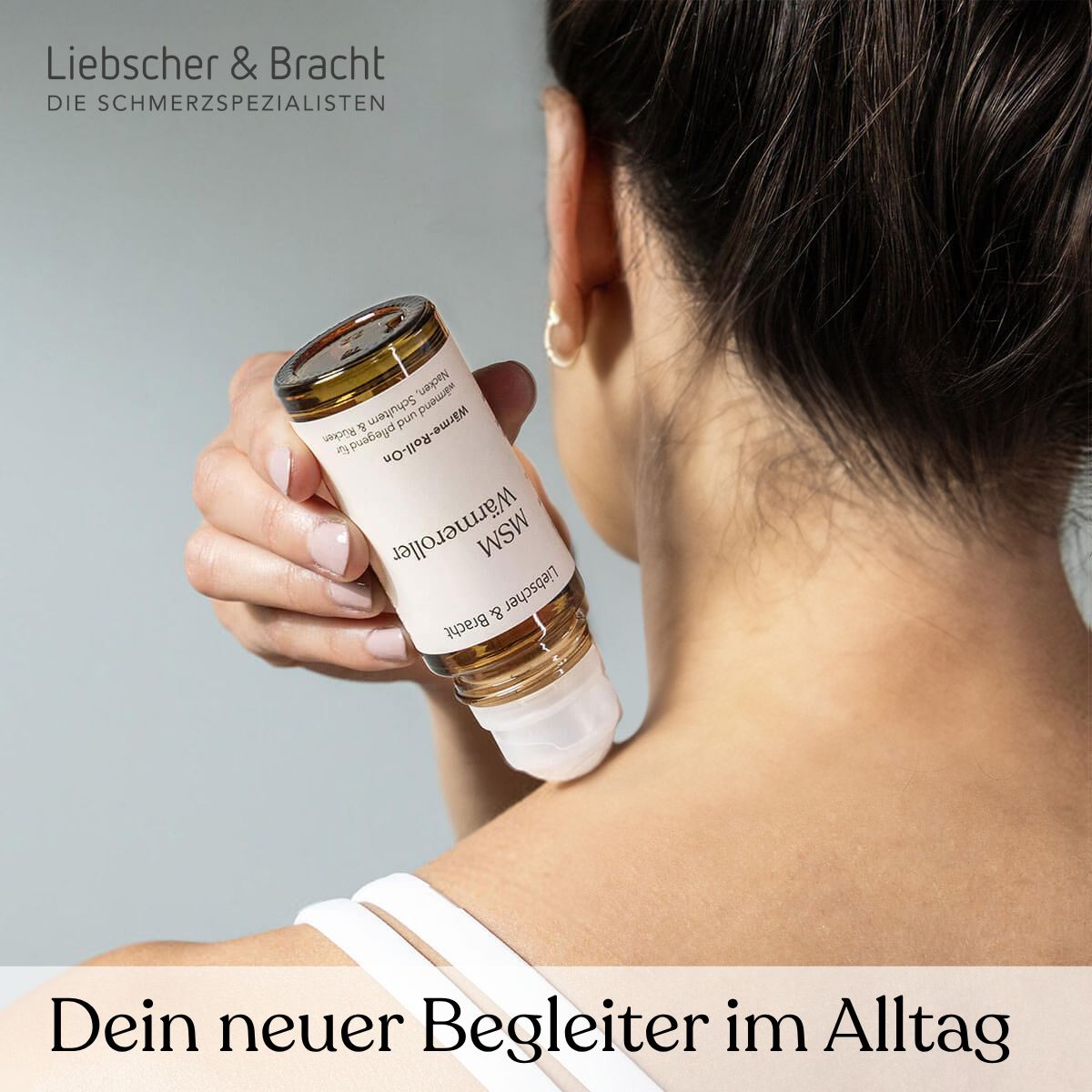 Nahaufnahme einer Person, die den MSM Wärmeroller am Nacken anwendet.