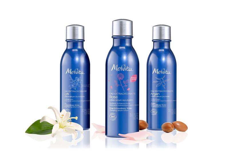 Drei blaue Flaschen mit silbernen Deckeln. Text: Melvita. Eine Flasche mit Rose, eine mit Argan.