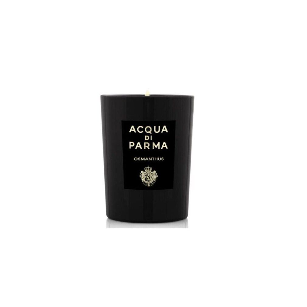 Schwarze Kerze mit Etikett. Aufschrift: Acqua di Parma, Osmanthus. Logo. Kerze in Glas. Weißer Docht.