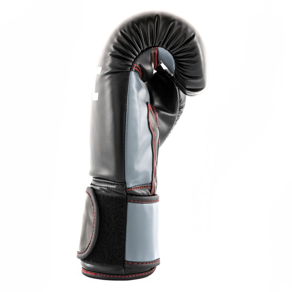 Schwarzer UFC Boxhandschuh, Seitenansicht. Graue Handgelenkstütze mit roter Naht. UFC-Logo.