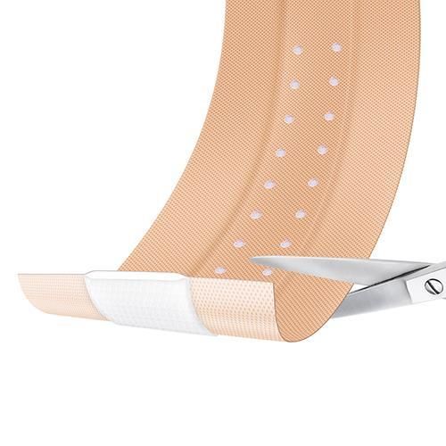 Hautfarbenes Wund-Pflaster, teilweise abgerollt, mit Schere. Zeigt die Struktur und das Material des Pflasters.