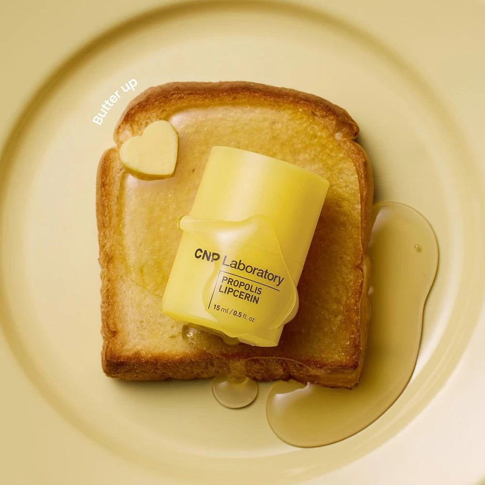 Gelber Lippenbalsam auf Toast mit Butter. Text: CNP Laboratory PROPOLIS LIPCERIN 15 ml.
