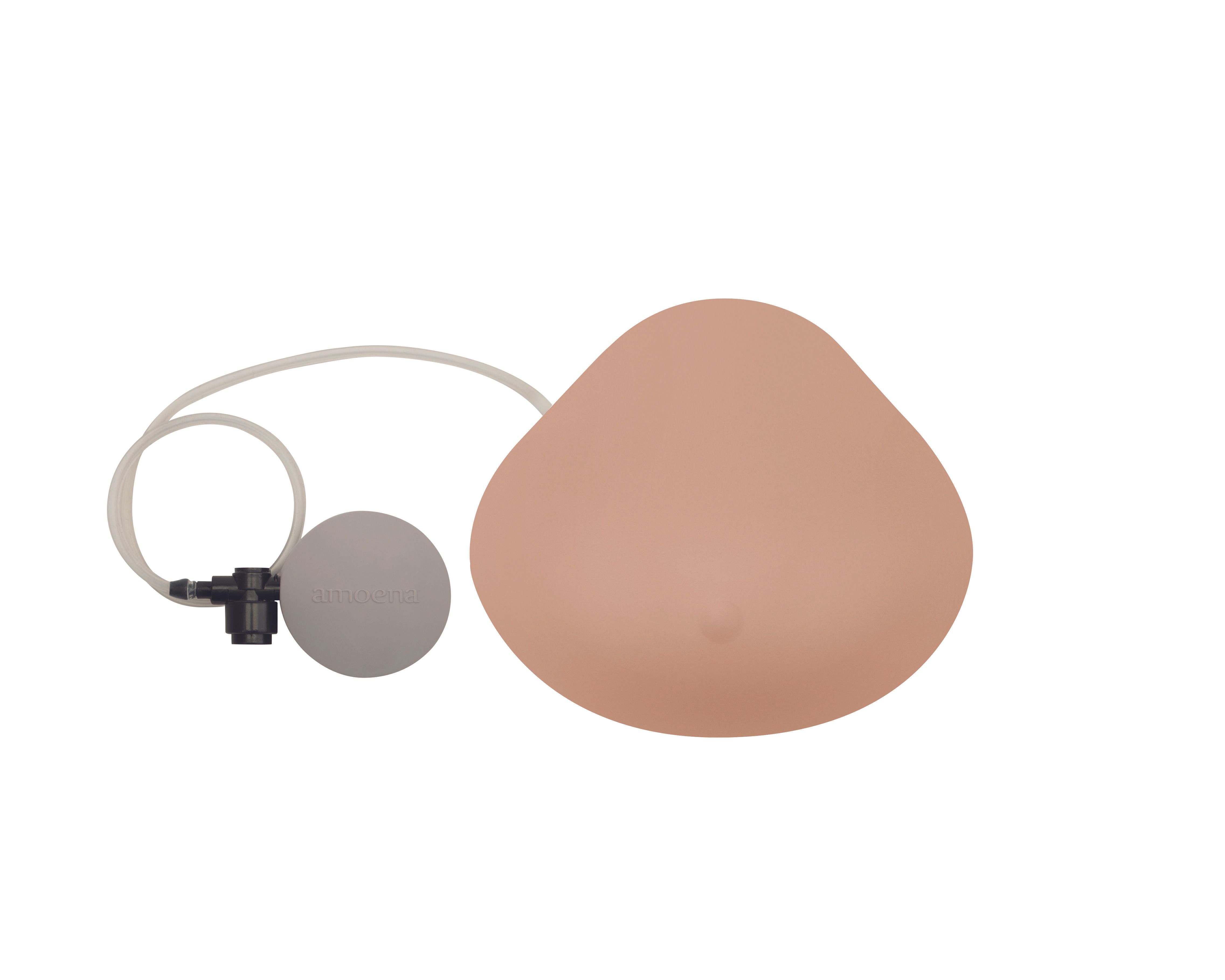 Brustepithese mit Pumpe und Ball. Beige, tropfenförmig. Pumpe und Ball grau. Schlauchverbindung.