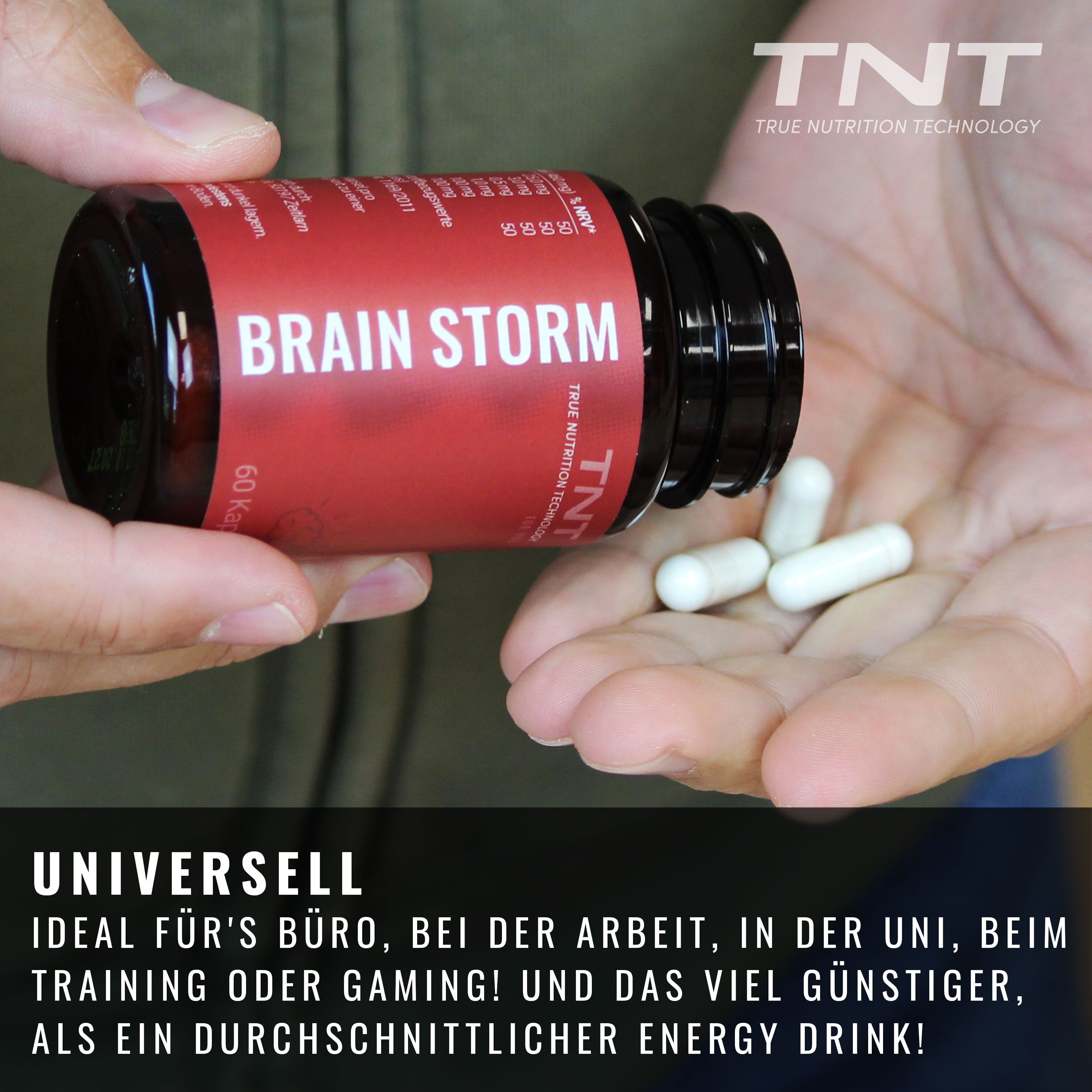 Hände halten Kapseln. Flasche mit Aufschrift: BRAIN STORM, TNT, 60 Kapseln. Text: UNIVERSAL.