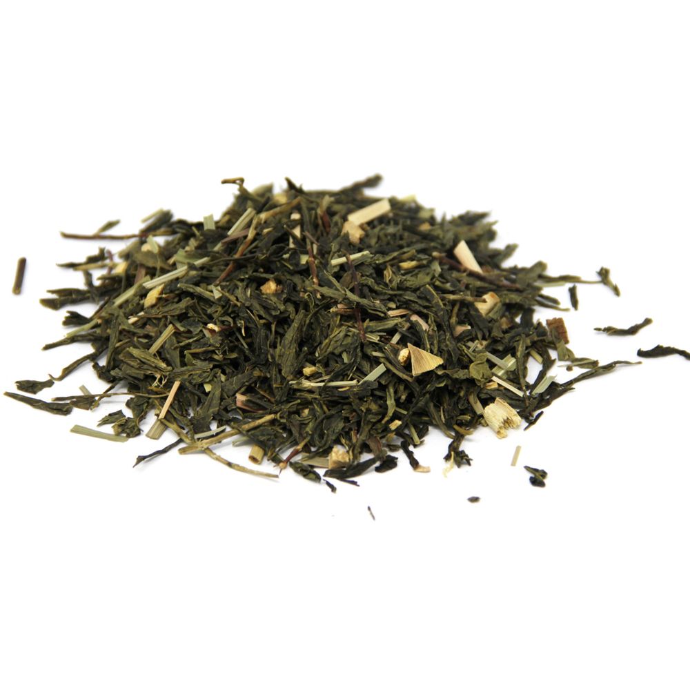 Haufen loser grüner Tee-Blätter mit hellen Kräuterstücken. Nahaufnahme, vor weißem Hintergrund.