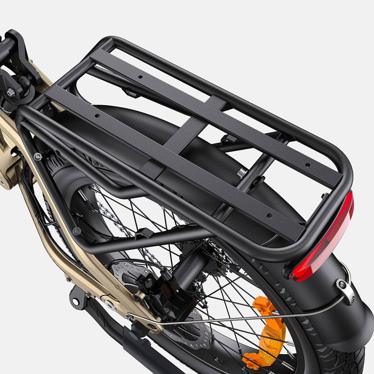 Nahaufnahme des Gepäckträgers eines Elektrofahrrads. Schwarze Farbe.