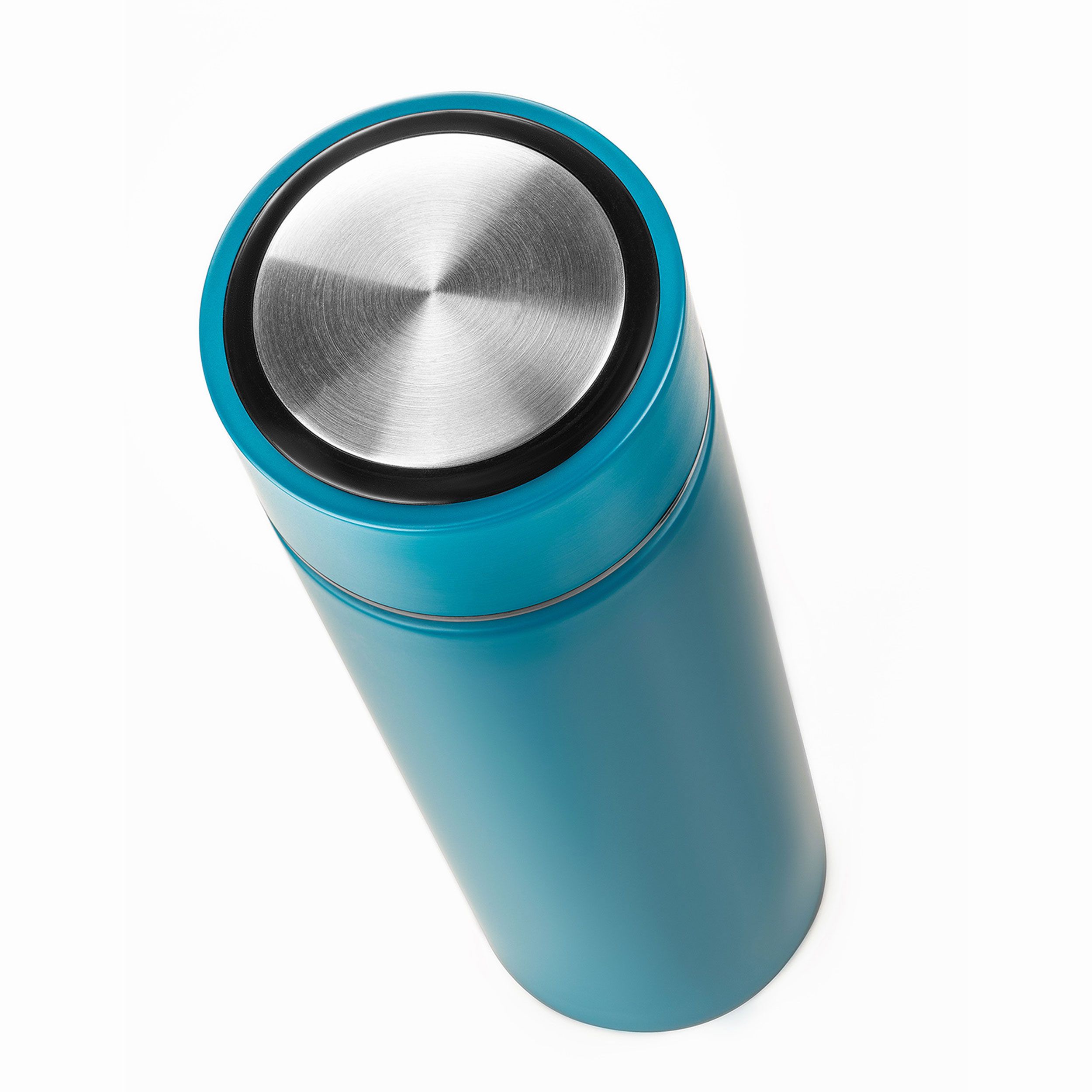 Draufsicht auf eine blaue Isolierflasche. Silberner Deckel, schwarzer Rand. Auf weißem Hintergrund.