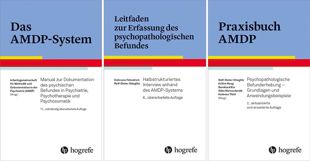 Drei Bücher mit Titeln wie "Das AMDP-System" und "Praxisbuch AMDP". Blaue, gelbe und rote Streifen oben. Verlag: Hogrefe.