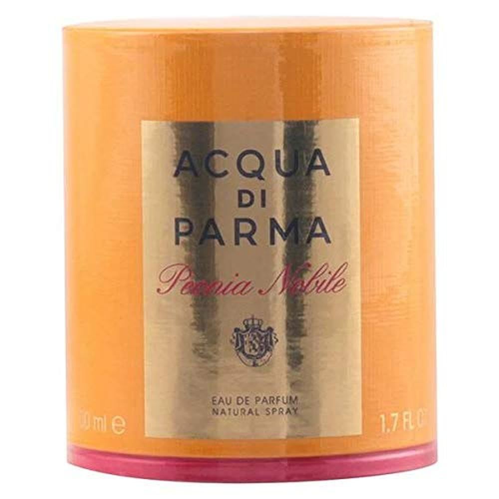 Zylindrische Verpackung mit goldfarbenem Etikett. Aufschrift: Acqua di Parma Peonia Nobile. Rosa Akzent am Boden.