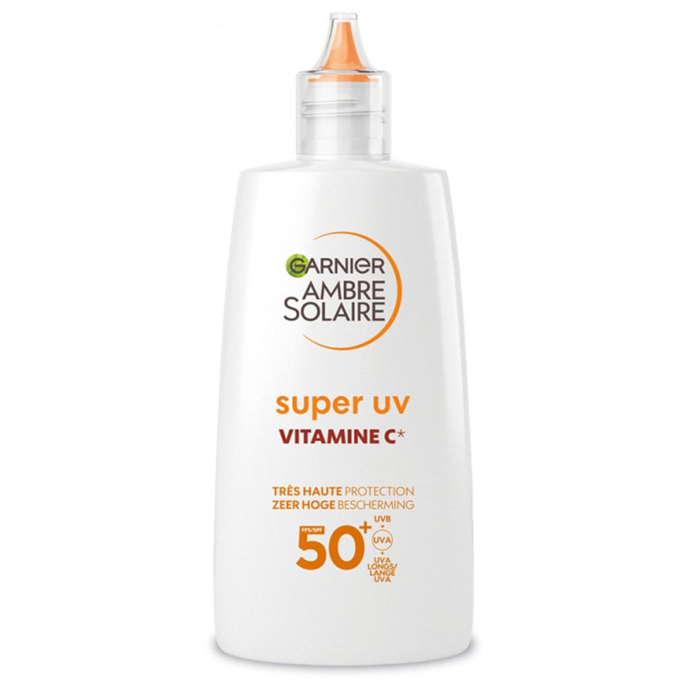 Weiße Flasche mit Garnier Ambre Solaire, Super UV Vitamin C, SPF50+. Transparenter Deckel mit Dosieröffnung. Orangefarbene Akzente.