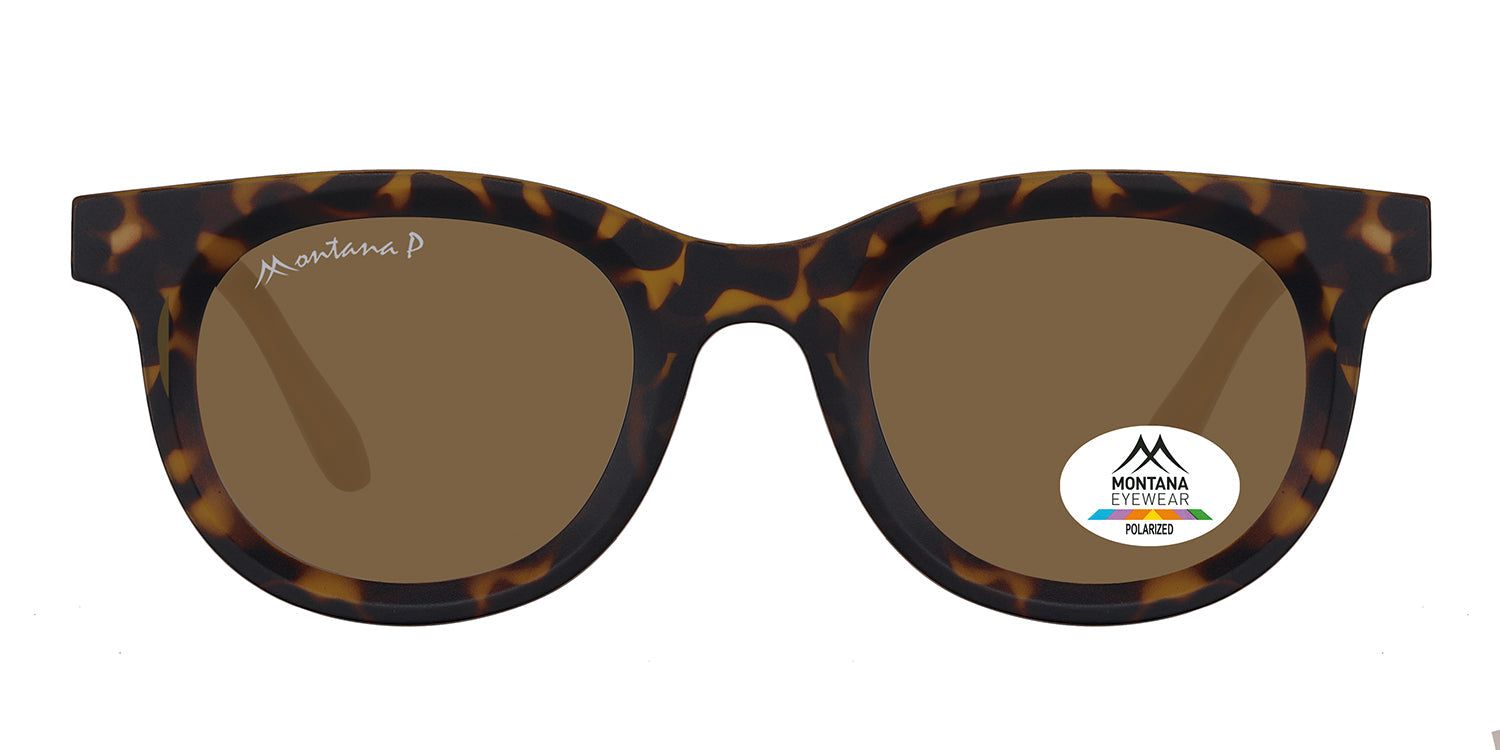 Sonnenbrille mit braunen Gläsern und braunem, gemustertem Rahmen. Logo und Polarisationsaufkleber auf dem Glas.