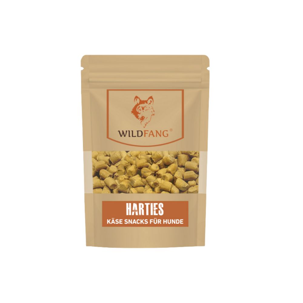 Braune Papiertüte mit Aufschrift WILD FANG und HARTIES. Käse-Snacks für Hunde. Inhalt: kleine, gelbe Würfel.