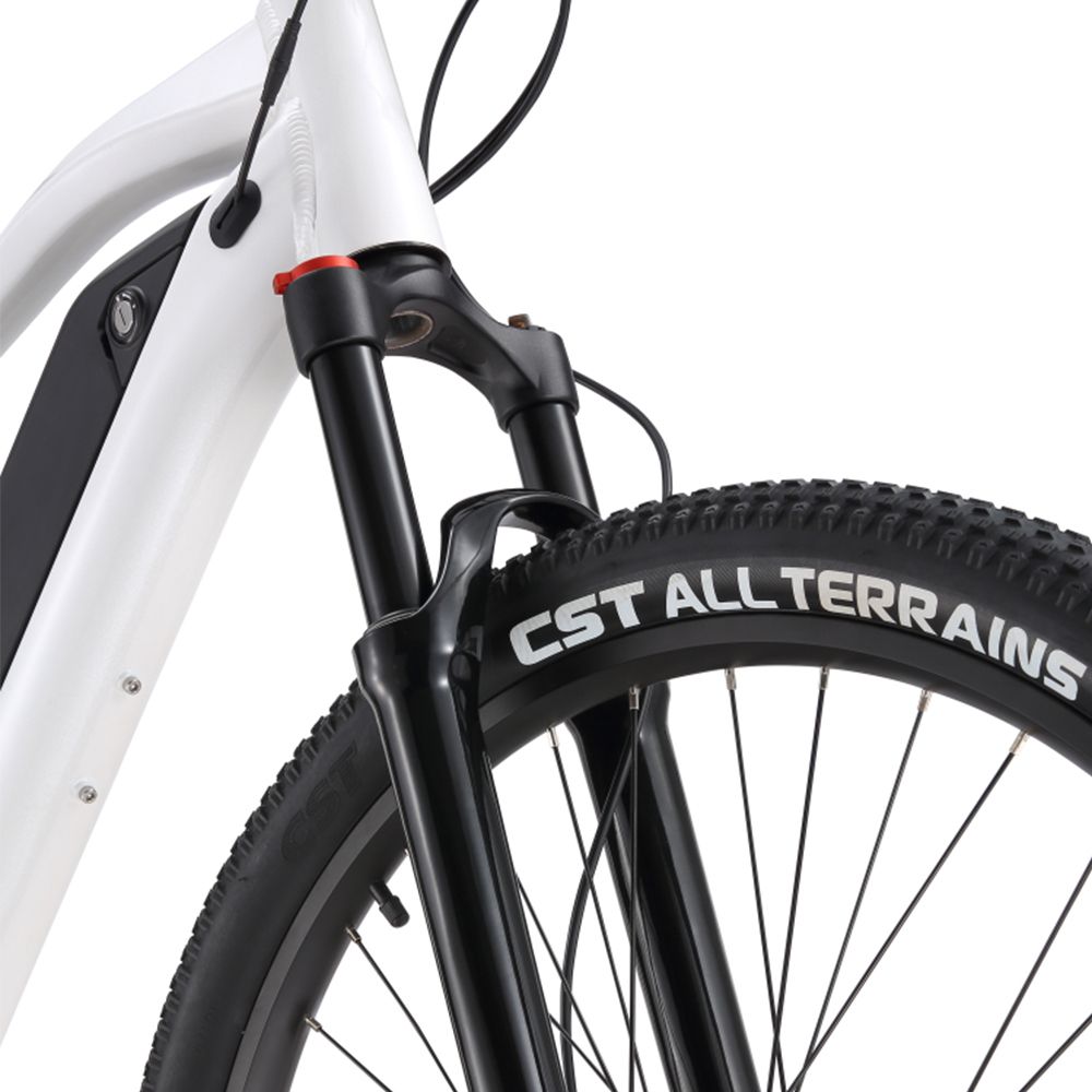 Nahaufnahme des Vorderrads eines weißen E-Mountainbikes. Reifen mit CST ALL TERRAINS-Schriftzug.