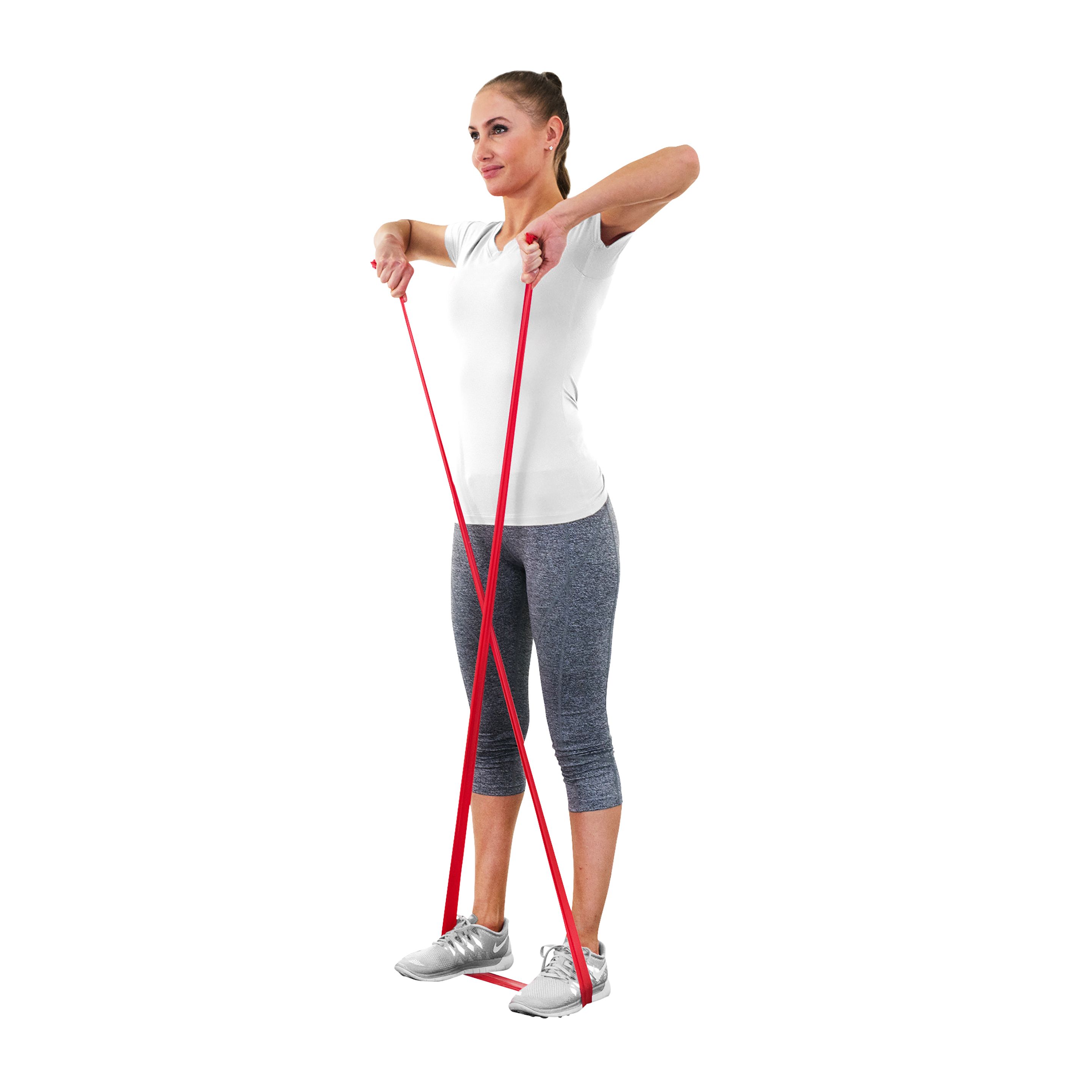 Eine Frau trainiert mit einem roten Gymnastikband. Sie steht und zieht das Band nach oben.