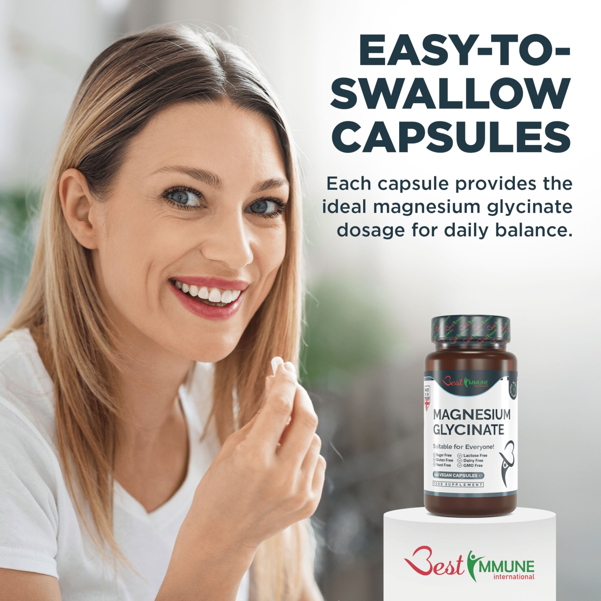 Frau hält Kapsel. Flasche mit Magnesiumglycinat. Text: Easy-to-Swallow Capsules. Für tägliche Balance.