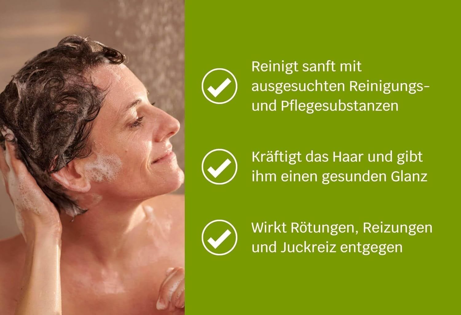 Mann wäscht sich die Haare unter der Dusche. Text: Milde Reinigung, auch bei Neurodermitis, für die ganze Familie.