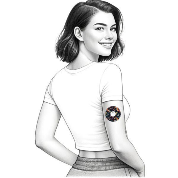 Frau mit Fixierpflaster am Arm. Pflaster mit Pferde-Design und Loch in der Mitte. Schwarz-Weiß-Zeichnung.