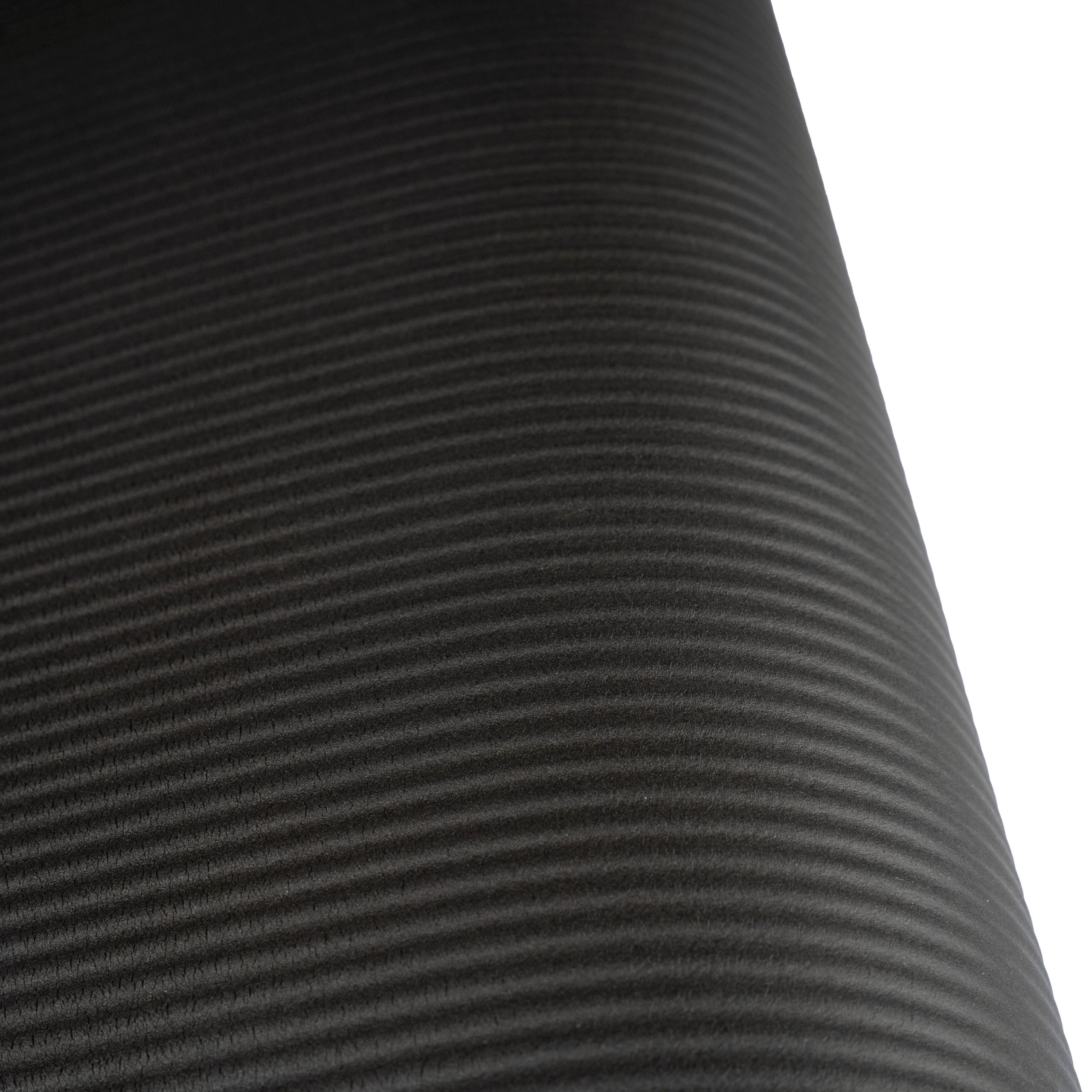 Nahaufnahme der Oberfläche einer schwarzen Yogamatte mit geriffelter Textur.