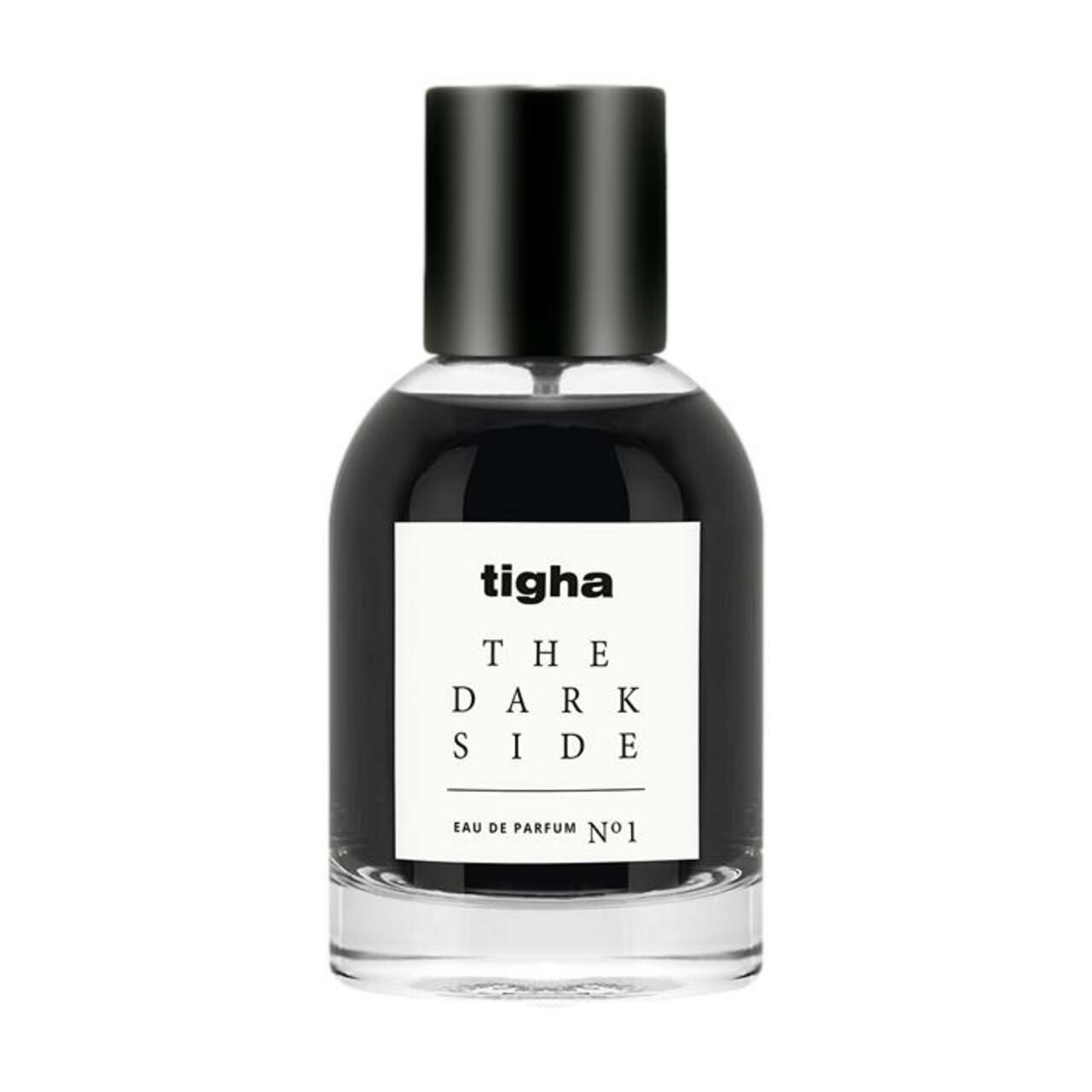 Schwarze Flasche von tigha, The Dark Side EdP. Schwarzer Verschluss, weißes Etikett mit Text.
