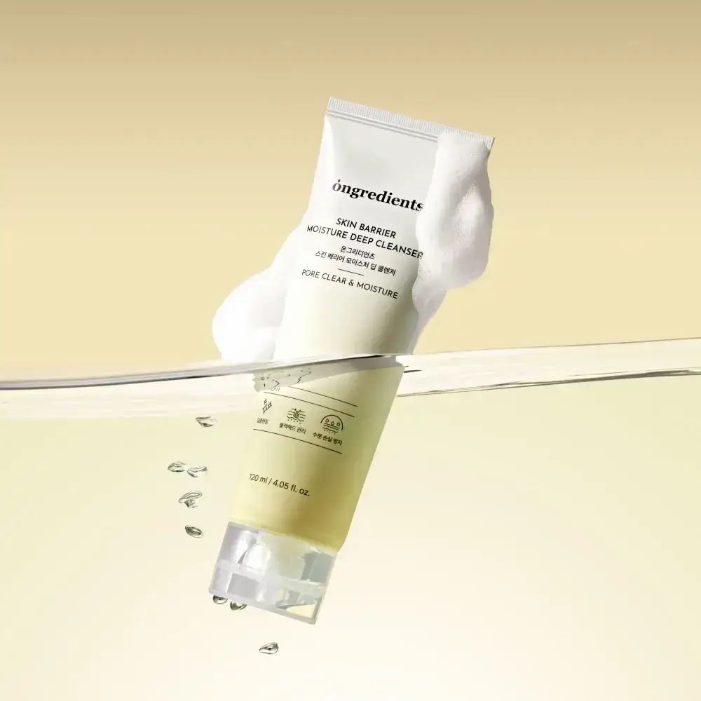 Creme-farbene Tube im Wasser. Schaum umgibt die Tube. Aufschrift: Skin Barrier Moisture Deep Cleanser. 120 ml.