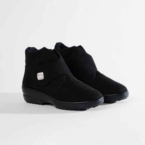 Schwarzer Damen-Stiefel mit Klettverschluss und Teddyfutter.