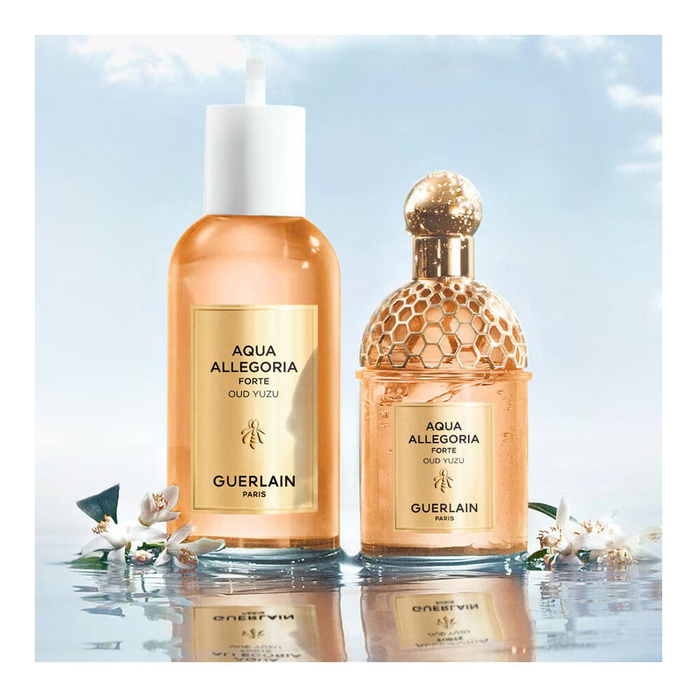 Zwei Flakons nebeneinander. Beide mit goldfarbenem Etikett. Aufschrift: Aqua Allegoria Forte Oud Yuzu. Blüten.
