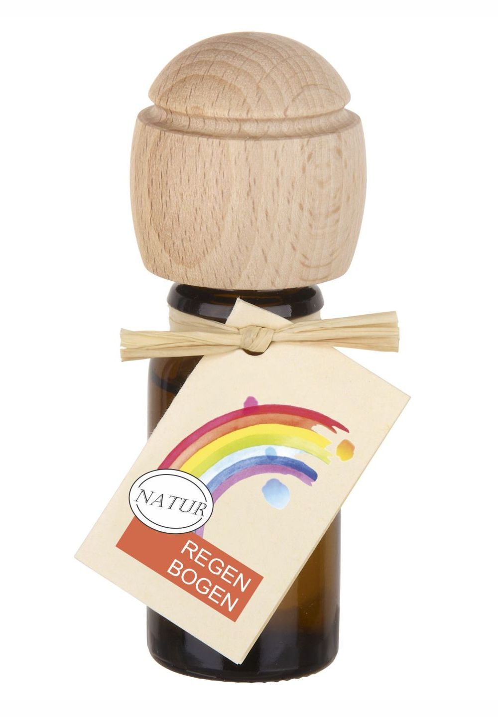 Braune Glasflasche mit Holzverschluss und Anhänger. Anhänger mit Regenbogen-Illustration und Schriftzug NATUR REGEN BOGEN.